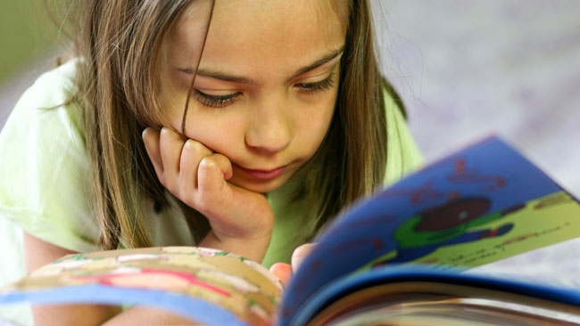 Une fille lit un livre.